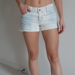 Light-wash Levi's Jean Shorts
